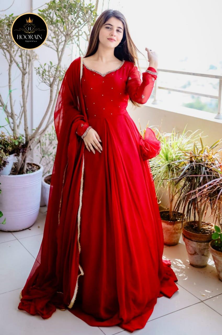 Stunning Embroidered Gown Set: Effortless Elegance!" โจ๐