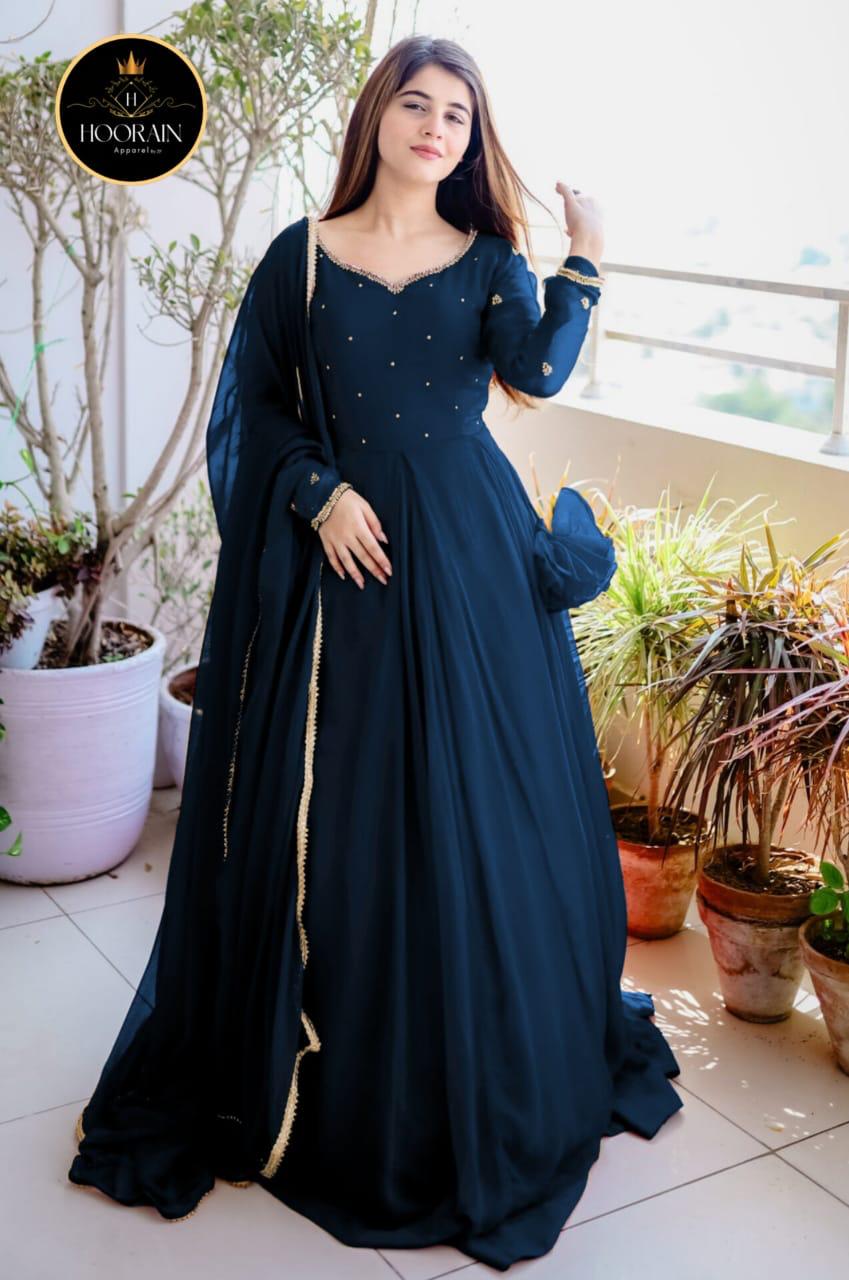 Stunning Embroidered Gown Set: Effortless Elegance!" โจ๐
